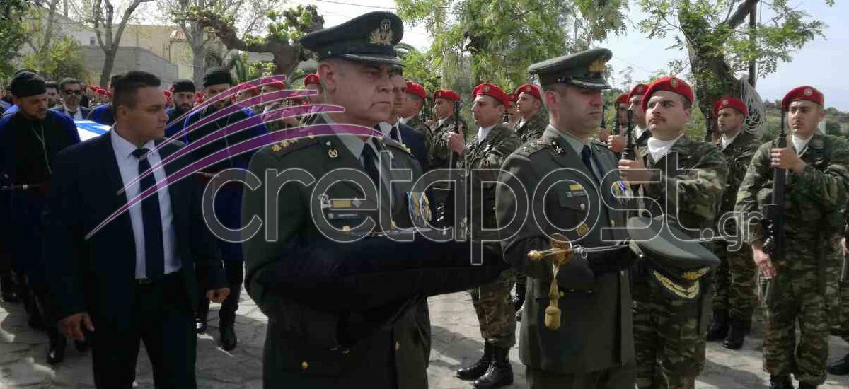 Συντριβή ελικοπτέρου: Παλικάρια της Κρήτης οδηγούν τον Γιάννη Τζανιδάκη στην τελευταία του κατοικία (εικόνες)